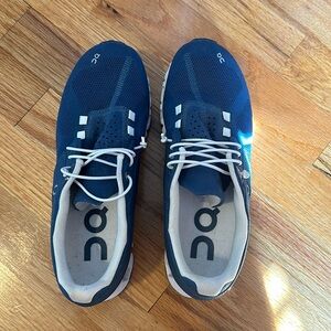 On Cloud Running Women’s Sneakers 7.5! Worn 1!
